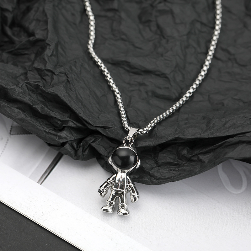 XL-0012 Creative Hip Hop Couple Necklaces Silver Plated Stainless Steel Necklaces Personalized Colorful Astronaut Pendant Necklaces