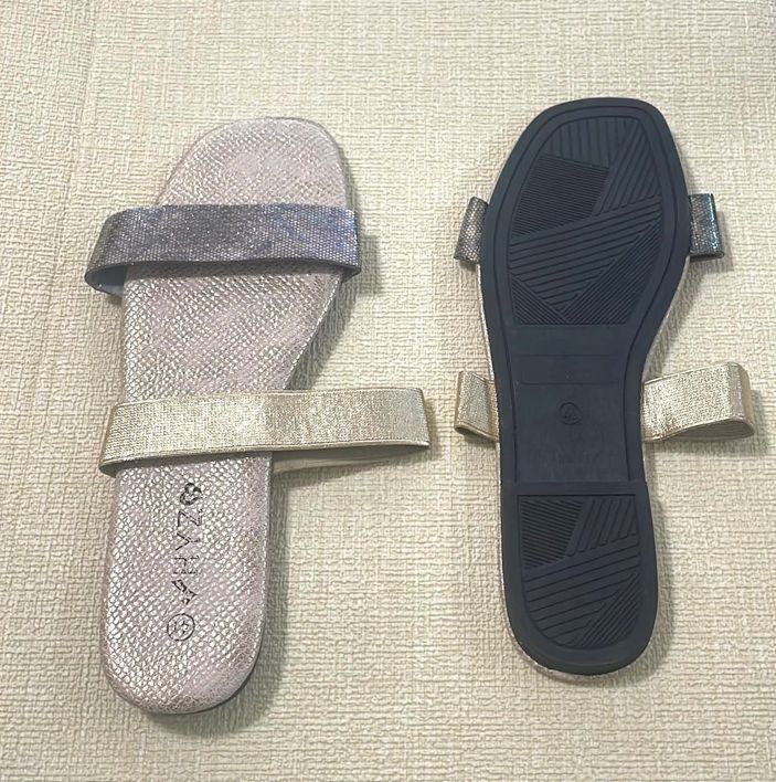 Flat low-heel sandals slippers for ladies with holographic color-changing stripe design, perfect for casual outdoor wear
