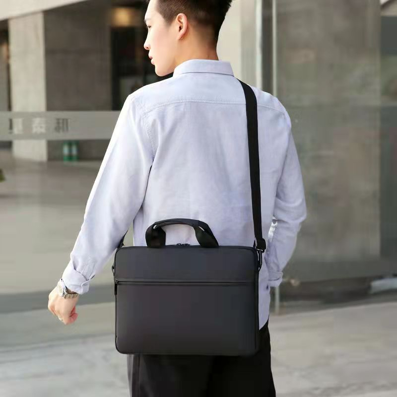 The laptop bag protects the computer from falling and beautiful, 