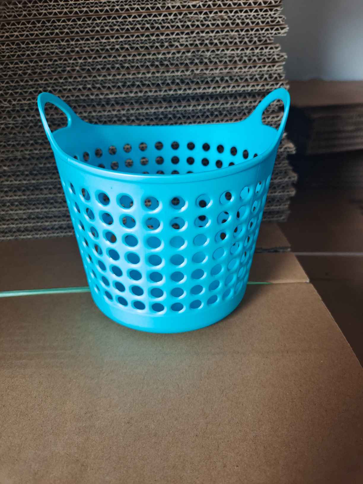 Mini desktop storage basket creative plastic office stationery sundries storage basket hollow storage small basket fashion