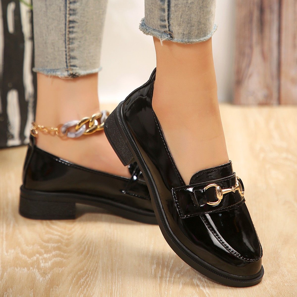 The new Spring/Autumn 2024 collection of plus-size loafers for women features a fashionable one-foot, thick-heeled single shoe from Europe and America