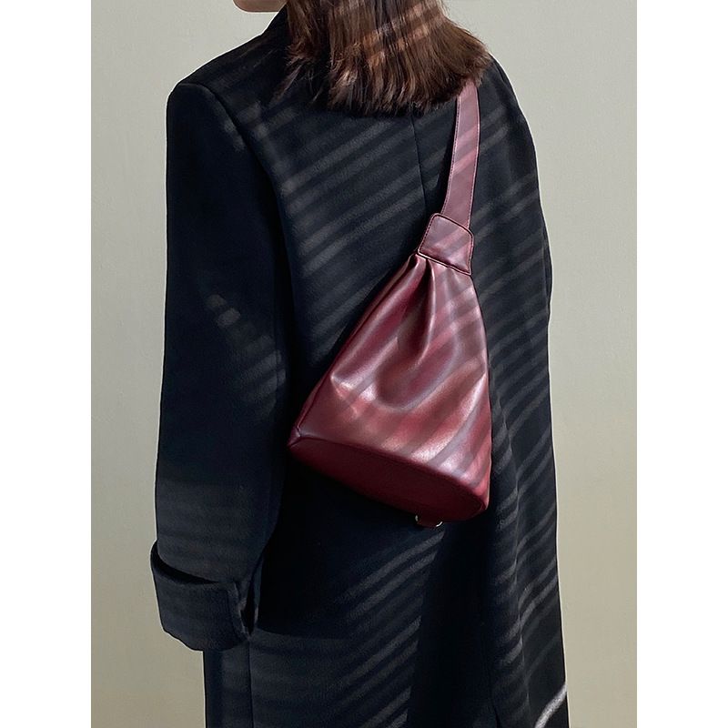 Stylish Crossbody Chest Bag Fashion Simple Literary Single Shoulder Bucket Bag Unisex Daily Outdoor Small Shoulder Bag for Students Shopping Travel
