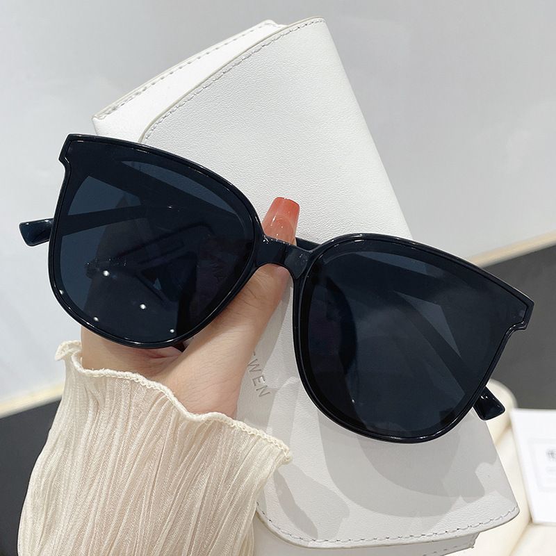 Fashionable streetwear sunglasses for both men and women. Sunglasses
