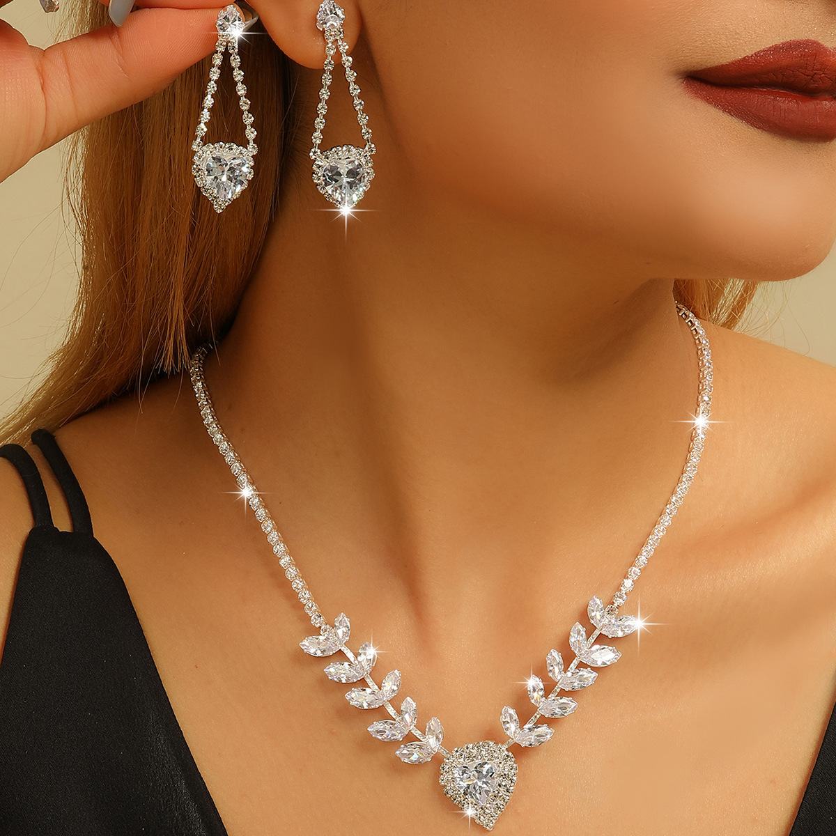 Shiny Full Paved Cubic Zirconia Heart Pendant Necklace Earrings 2Pcs Set Heavy Craft Leaf Pattern Adjustable 45-60cm Chain Dainty Teardrop Drop Ear Jewelry Elegant Wedding Banquet Prom Evening Gown Matching Eco-friendly Versatile Bridal Formal Dress Decor Women Fashion Jewelry Gift
