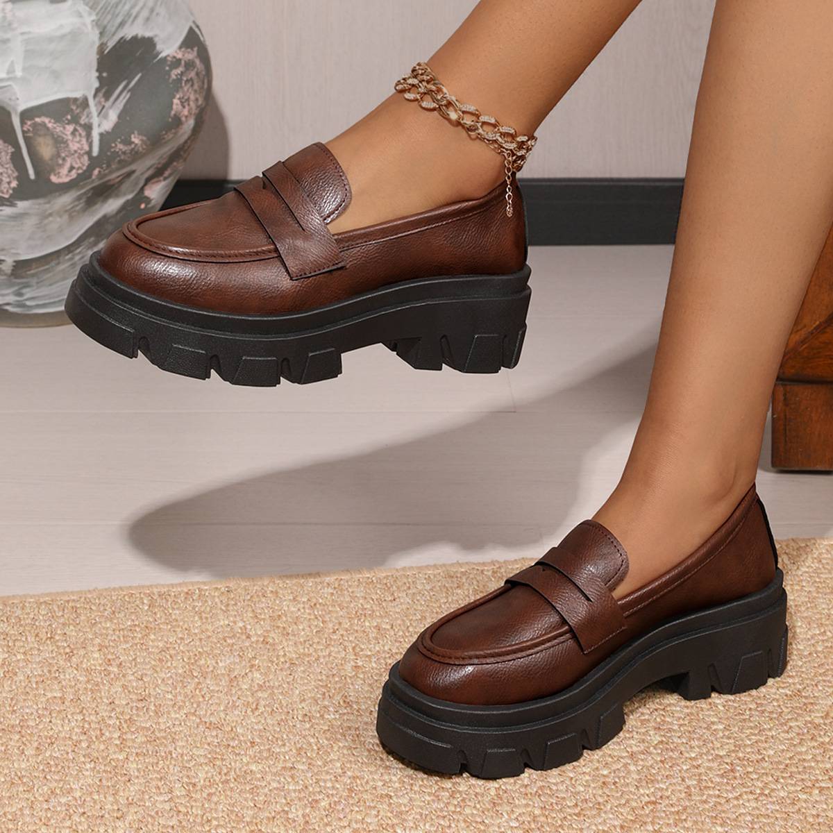 Thick-soled 2025 new British style versatile retro fashion women's shoes, cross-border large-sized sponge sole single shoes