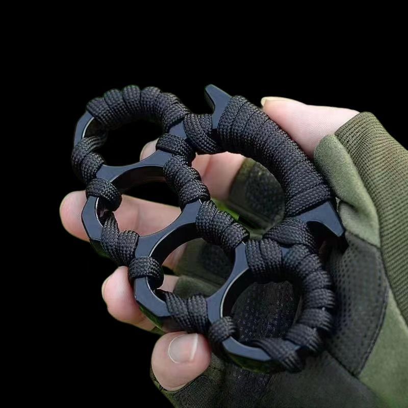 Must-have for travel! Black rope four-finger claw, multi-functional outdoor self-defense and breaking window survival tool"