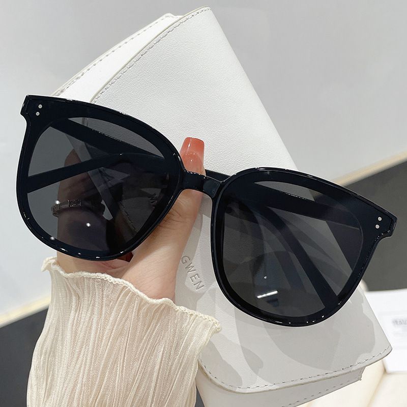 Fashionable streetwear sunglasses for both men and women. Sunglasses
