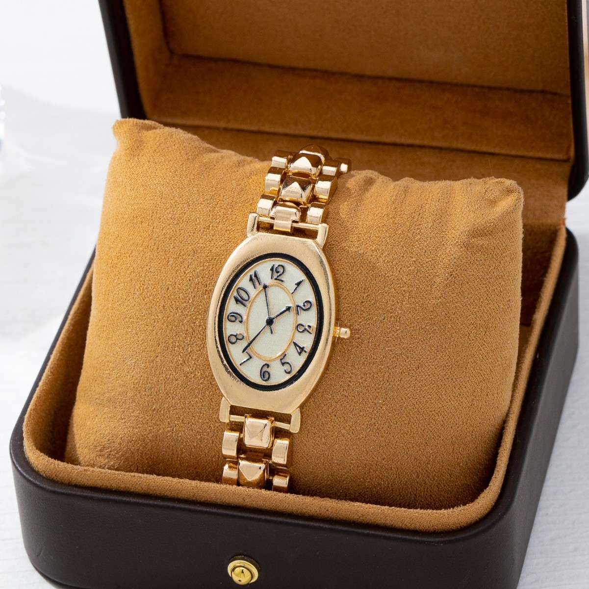 Vintage-Style Oval Gold-Tone Watch Bracelet, Retro Dial with Reversed Numbers, Elegant & Slim Metal Band, Women’s Fashionable Quartz Wristwatch
