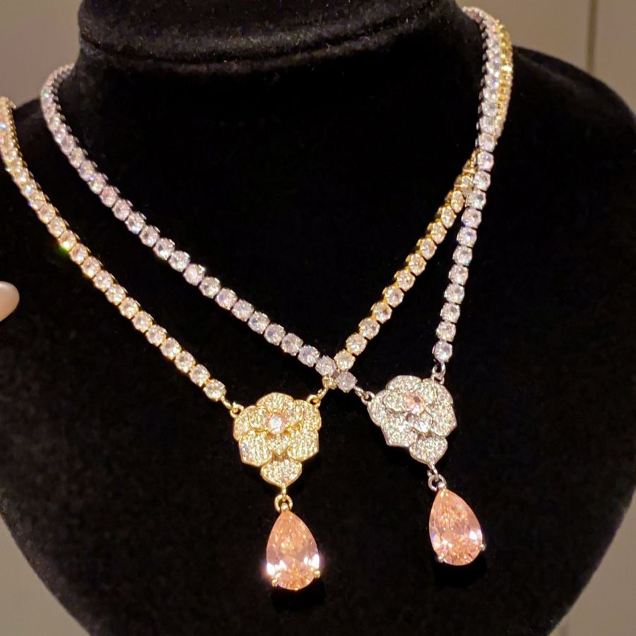 Light Luxury Niche Design Clavicle Necklace for Women, 14K Gold‑Plated Flower & Water‑Drop Pendant Inlaid with Sparkling Cubic Zirconia, Elegant Versatile Neck Jewelry for Daily Dating Party