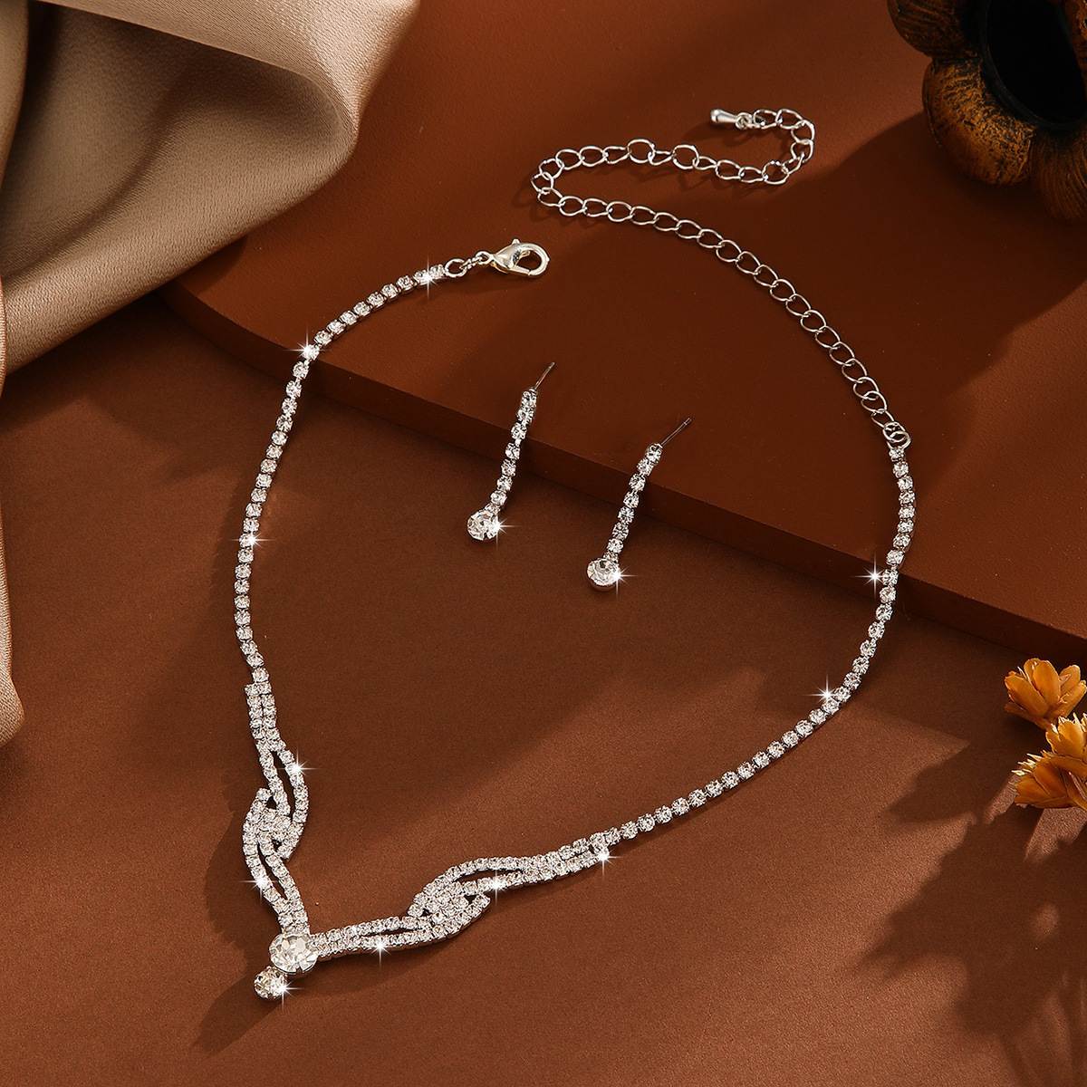 Silver-Tone Eco-friendly Rhinestone Zircon Necklace Earrings 2Pcs Jewelry Set, Adjustable 27-42cm Clavicle Chain, Elegant Twisted Inlaid Crystal Design, Versatile Women Accessory, Suitable for Wedding Ceremonies, Banquets, Prom Nights, Evening Dressing and Daily Formal Occasions, Practical Birthday, Anniversary and Holiday Gift Options for Female Users
