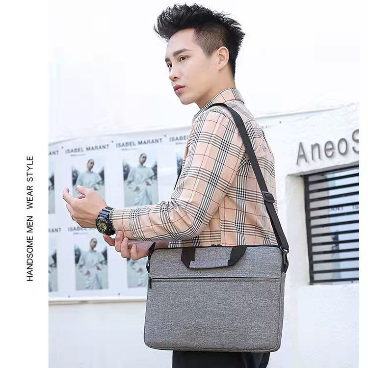 The laptop bag protects the computer from falling and beautiful, 