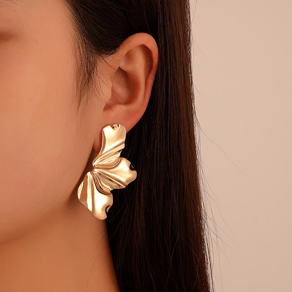 21042097 Women's Simple Retro Gold Flower Stud Earrings Irregular Petal Alloy Earrings