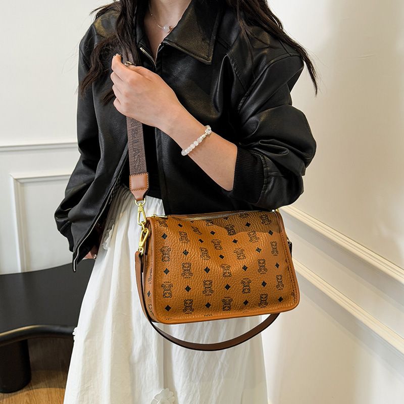 2025 Little Bear new casual versatile large capacity shoulder bag, niche women's bag, retro fashion crossbody bag