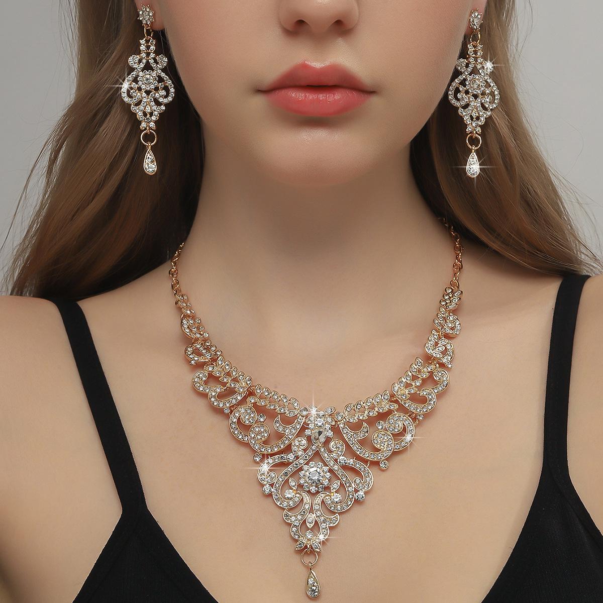 Vintage Hollow Filigree Clear Rhinestone 2Pcs Jewelry Set Necklace Dangle Earrings Gold Silver Plated Teardrop Pendant Crystal Choker Elegant Bridal Wedding Gown Accessory Sparkling Statement Ornament For Evening Banquet Prom Formal Party Women Luxury Gift
