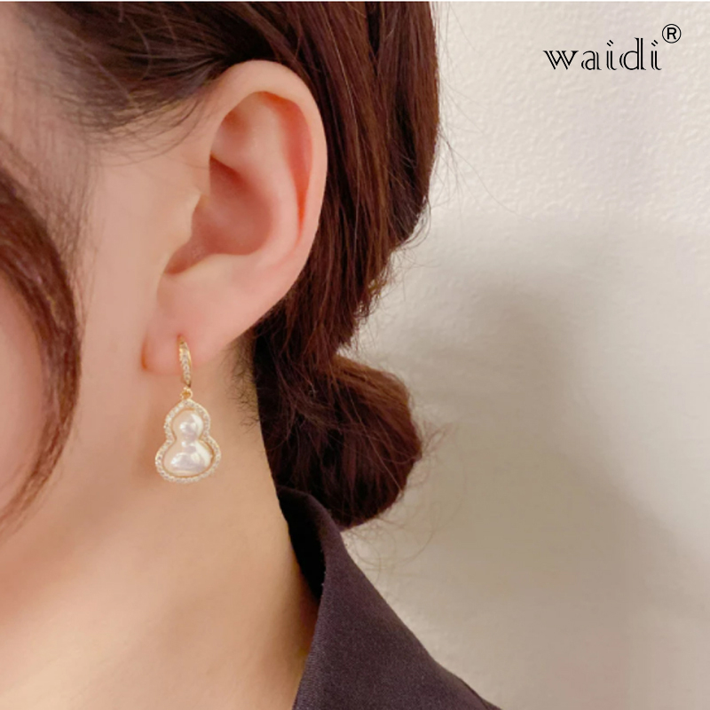 Waidi New micro-encrusted zircon pearl gourd ear hooks feminine fashion light luxury all-match design sense for women.
