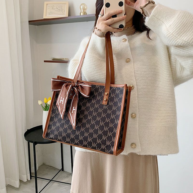 Capacity silk scarf bag women 2024 new trend fashion shoulder bag net red Tote bag texture bag 38430
