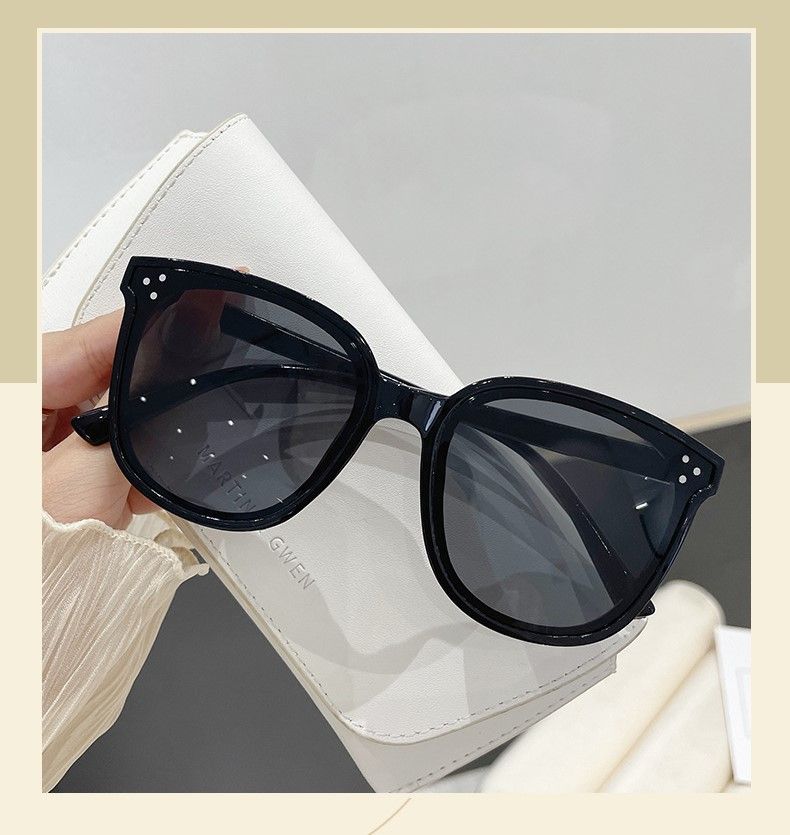 Fashionable streetwear sunglasses for both men and women. Sunglasses
