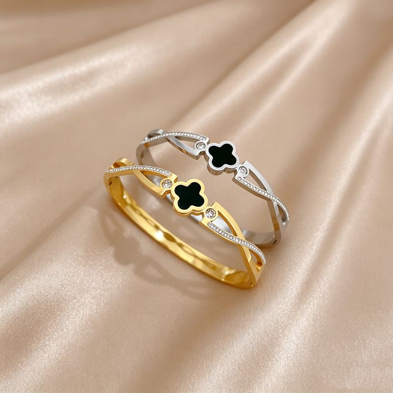 Gold Plated Stainless Steel Twisted Hollow Bangle For Women, Minimalist European Retro Black Enamel Four Leaf Clover Inlaid Clear Zircon Wrist Cuff, Ins Viral Luxury Daily Dating Banquet Stackable Fashion Hand Jewelry, Anti-Tarnish Waterproof Sweat Resistant Skin Friendly
