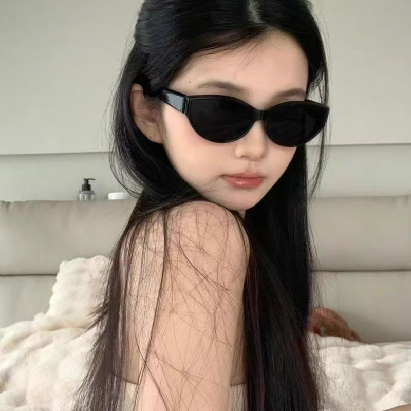 Jennie's same sunglasses for women, outdoor photography sunglasses, sun glasses, retro hot girl, cat eye glasses, small face glasses, European and American style