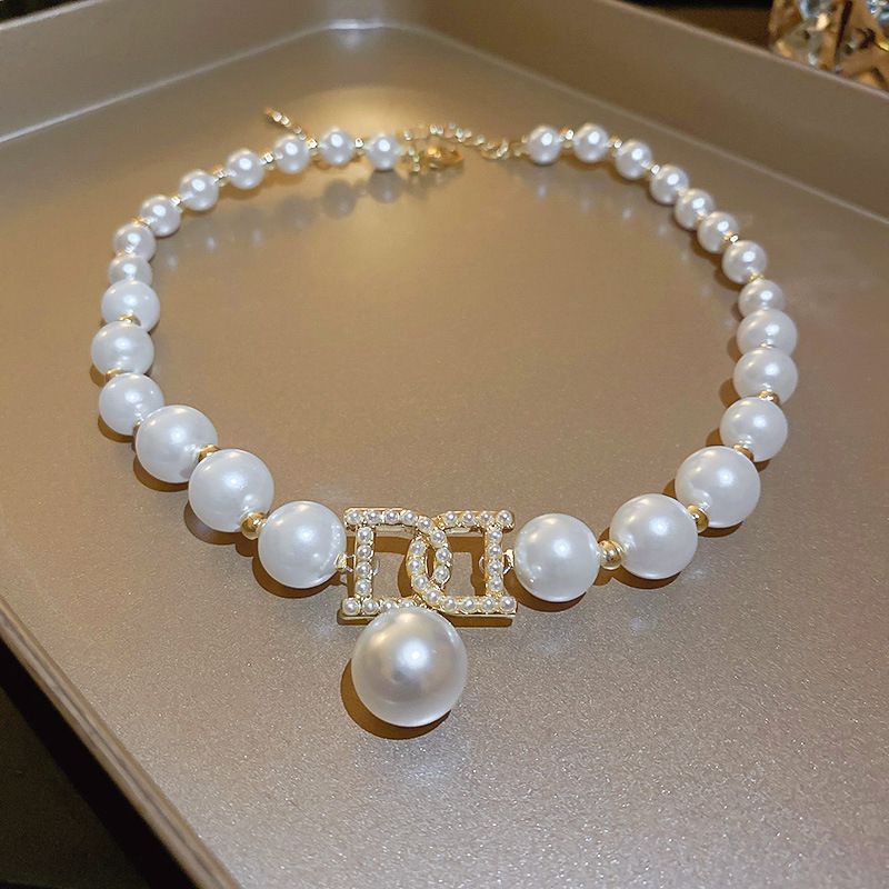Various styles of fashion new pearl party necklace fashion high-end temperament clavicle chain net celebrity necklace clavicle chain niche dress accessoriesGold Pearl Letter D Necklace