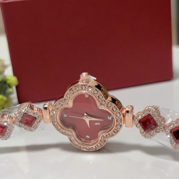 Women's watch with rose gold and diamond red dial four-leaf clover Bracelet watch; Fashion bracelet design