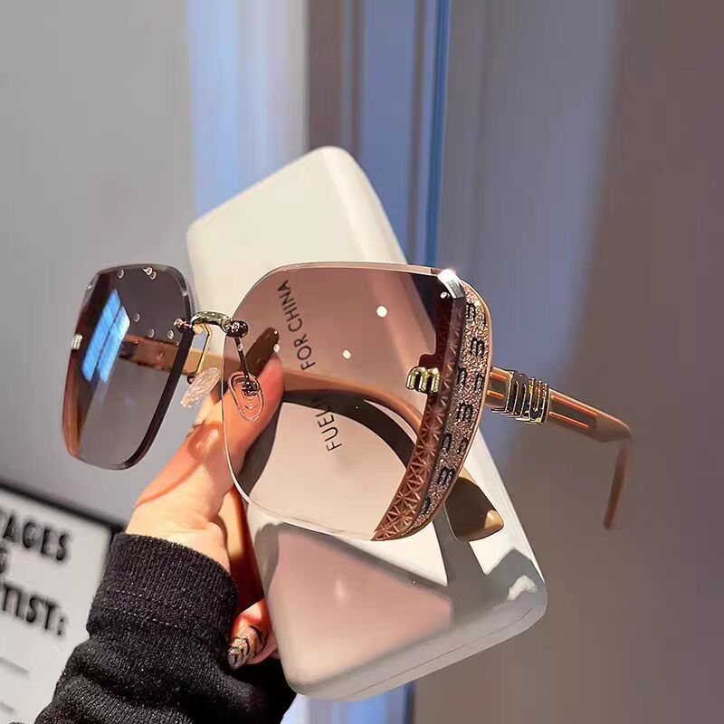 2026 New Arrival Women Large Frame Cut‑Edge Sunglasses, Stylish Square Polarized Shades, UV‑Blocking Fashion Eyeglasses for Daily Outdoor Travel Matching