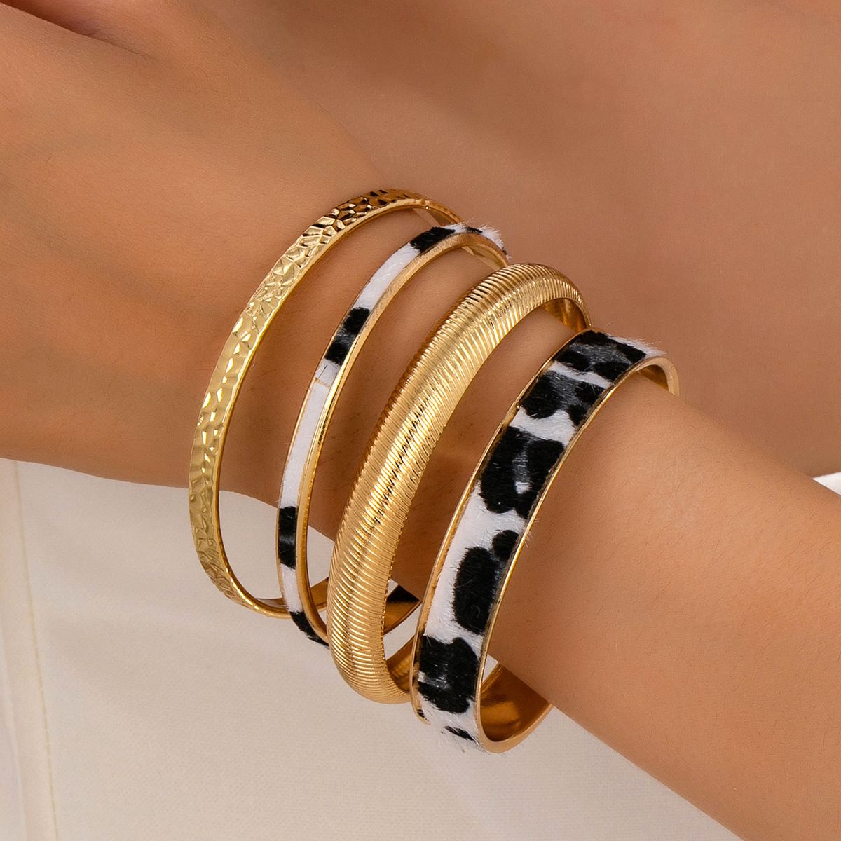4Pcs Retro Wild Stackable Gold Bangle Set for Women, Mixed Style Wrist Bracelets With Cow Leopard Faux Fur Wrap, Textured & Embossed Plain Metal Bangles, Trendy Layered Statement Jewelry for Daily Street Dating Party Fashion Gift Accessory
