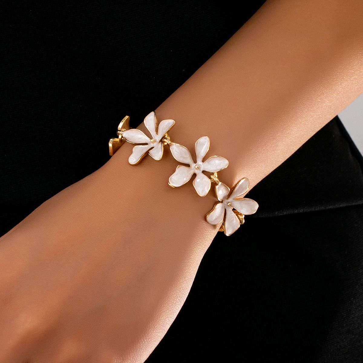 Elegant White Enamel Flower Link Bracelet, Gold Tone Floral Chain with Adjustable Extension, Romantic Nature-Inspired Statement Jewelry for Women
