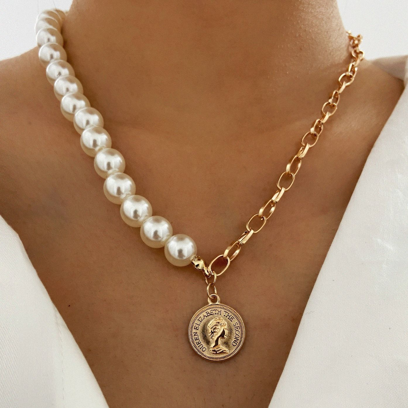 5210001 Women's Vintage Minimalist Disc Pendant Pearl Necklace