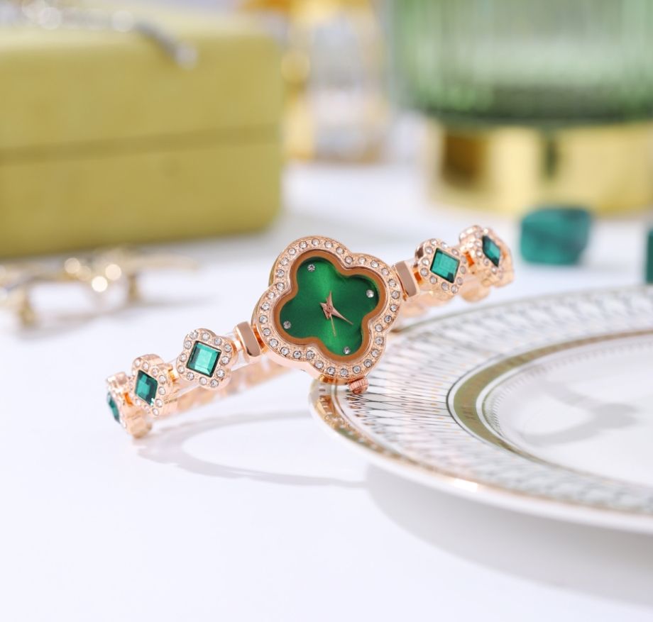 Women's watch with rose gold and diamond red dial four-leaf clover Bracelet watch; Fashion bracelet design