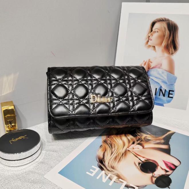 High-end Small Women's Bag Summer 2023 New Trendy Fashion Niche Handbag Diamond Chain Retro Square Bag