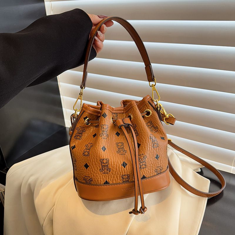 2025 Little Bear new casual versatile large capacity shoulder bag, niche women's bag, retro fashion crossbody bag