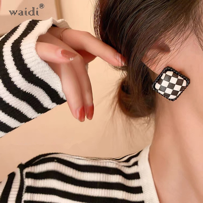 Waidi Personality Geometric Black White Color Geometric Pattern Irregular Stripe Earrings Retro Trend Woman Exquisite Ear Accessories