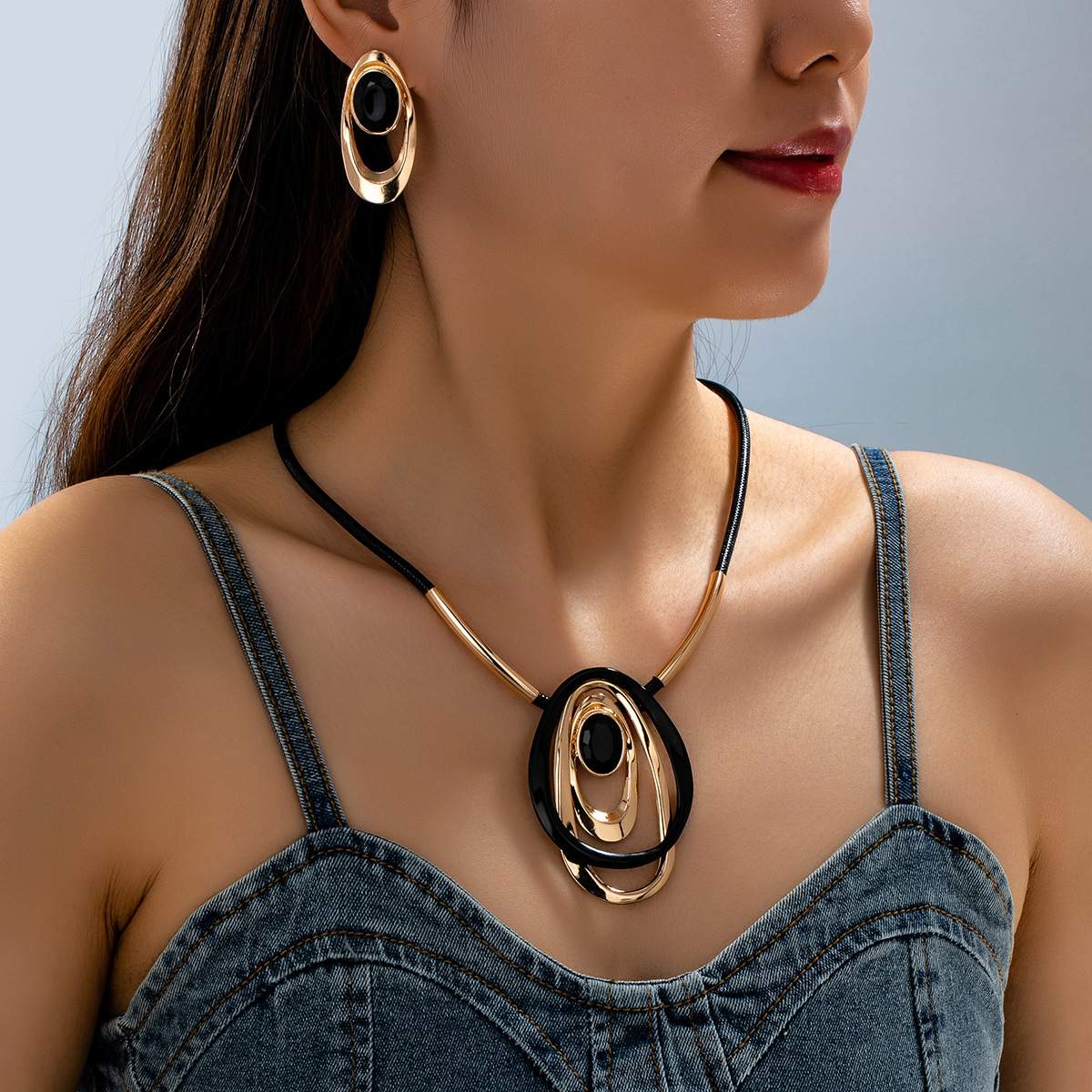 Vintage Black Rhinestone Oval Pendant Jewelry Set for Women, Two-Tone Gold Black Geometric Choker Necklace Matching Stud Earrings 2Pcs Luxury Minimalist Statement Accessories, Trendy Elegant Versatile Jewelry Kit for Daily Party Evening Outfit Gift
