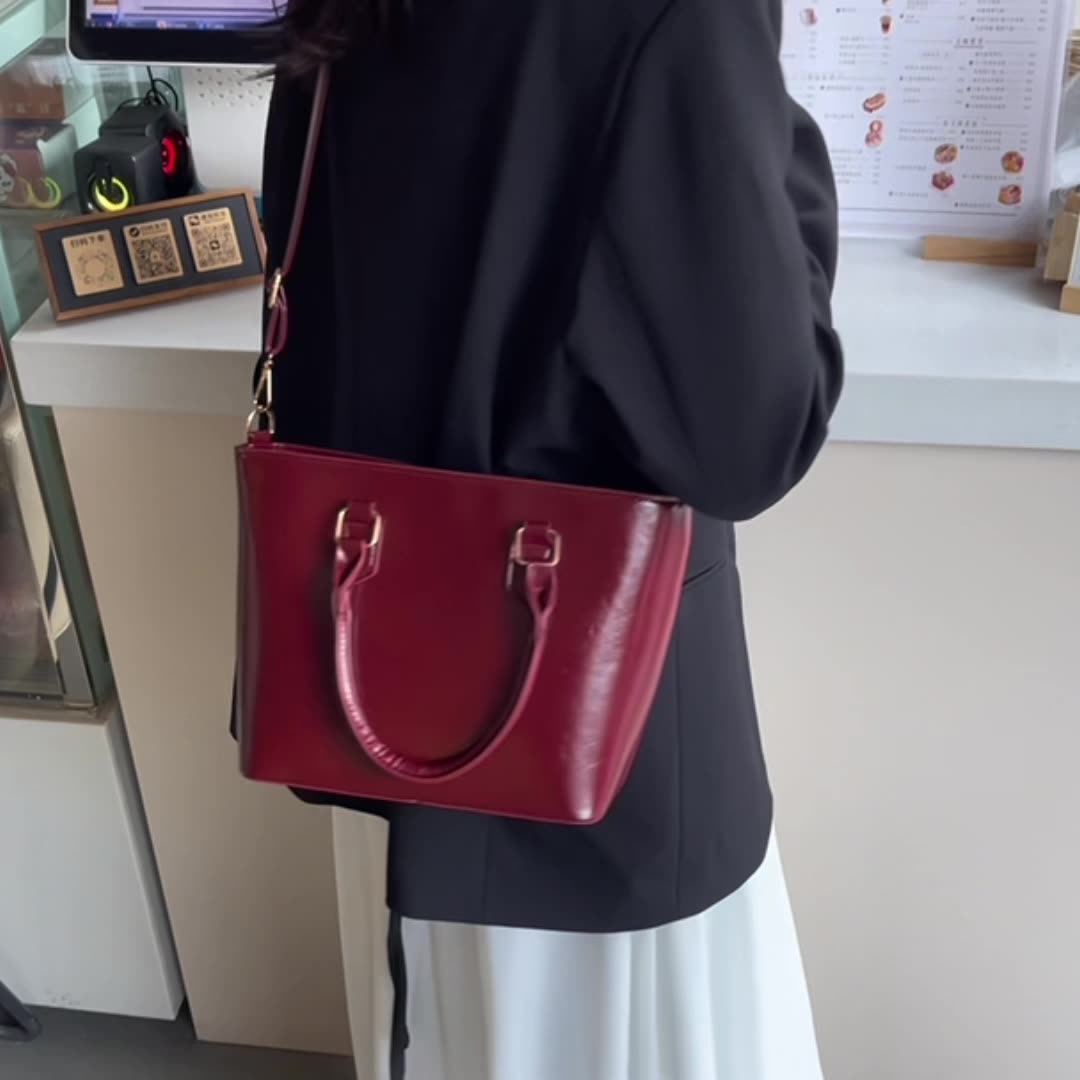 Miss DG 2025 new large-capacity commuter bag shoulder messenger bag fashionable simple handbag casual shopping bag