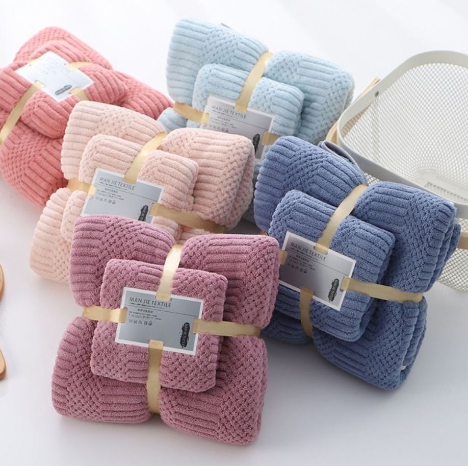 Coral fleece two-piece bath towel set gift box, containing a large bath towel + matching face towel. Made of soft fleece fabric, with excellent water absorption performance and no loose fibers.