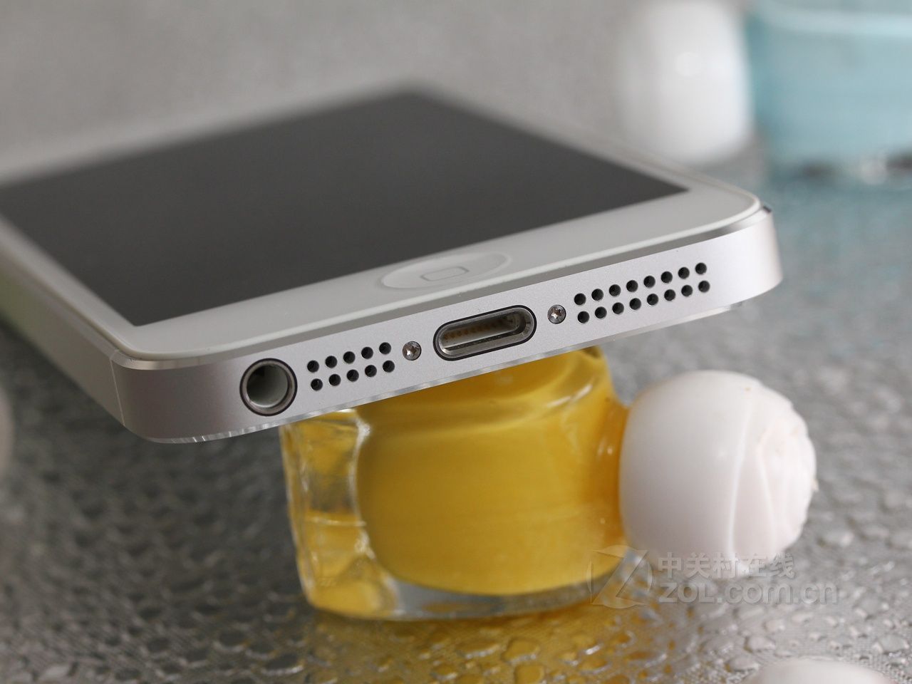 Apple iPhone 5 4.0'' 16GB ROM - 1GB RAM 