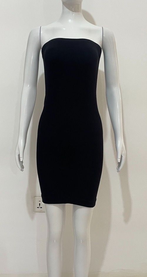 Strapless bandeau to prevent light from going out, wear a bandeau sundress, a vest, an open-back slim body, and a short skirt skirt with a wrap on the chest