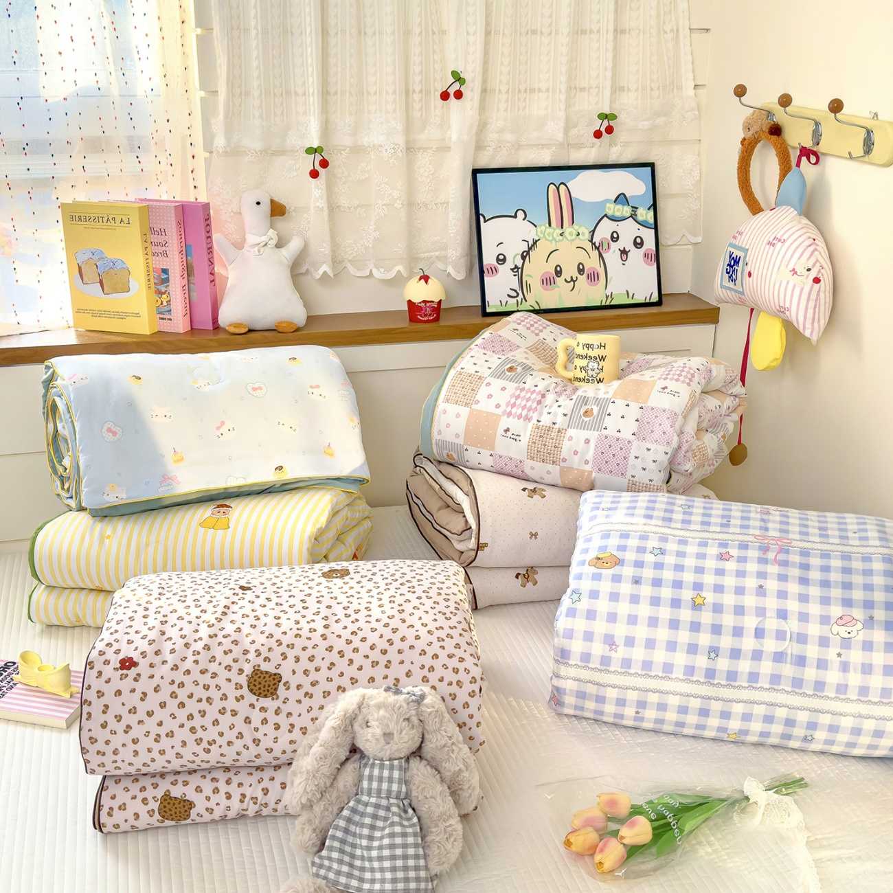 Premium A-Grade Double Layer Gauze Cooling Quilt, Soft Soybean Fiber Filling Cartoon Print Breathable Air Conditioner Blanket, Portable Lightweight Summer Bed Comforter for Home Dormitory