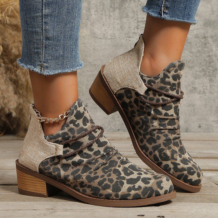 New cross-border women's shoes for the 2025 autumn and winter collection: European and American style pointed-toe square heel leopard print fashion short boots for women's export in large sizes