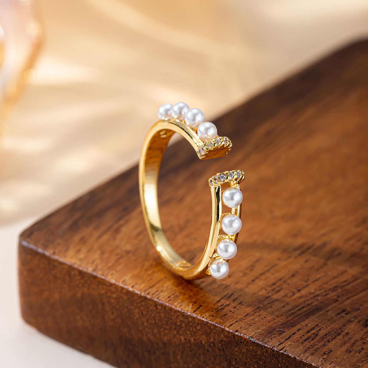 Gold Plated Asymmetric Split Open Ring Inlaid White Pearl & Clear Zircon Niche Minimalist Design Stackable Finger Band Elegant Light Luxury Women Ring Trendy Daily Wearable Fashion Accessory For Dating Wedding Cocktail Party Ideal Birthday Holiday Gift Ornament For Ladies All Outfit Matching
