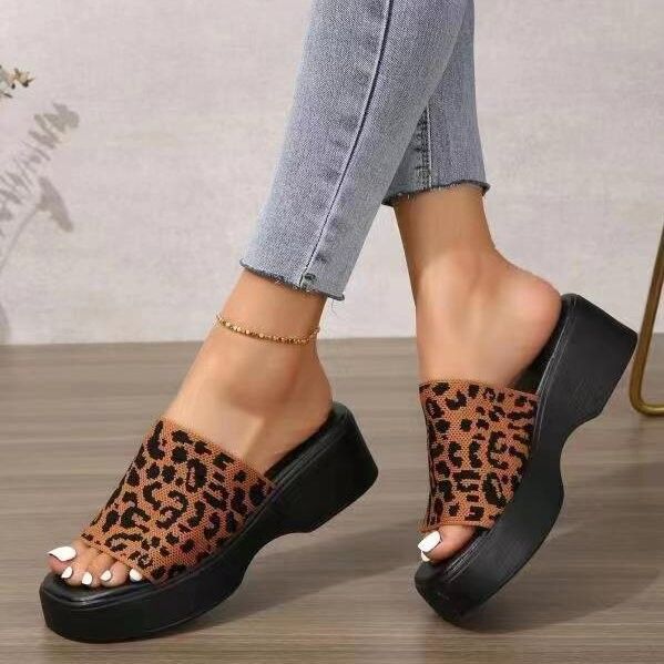 Large-sized one-line flip-flops for women in 2025, new stylish and casual flip-flops with wedge heels and thick soles