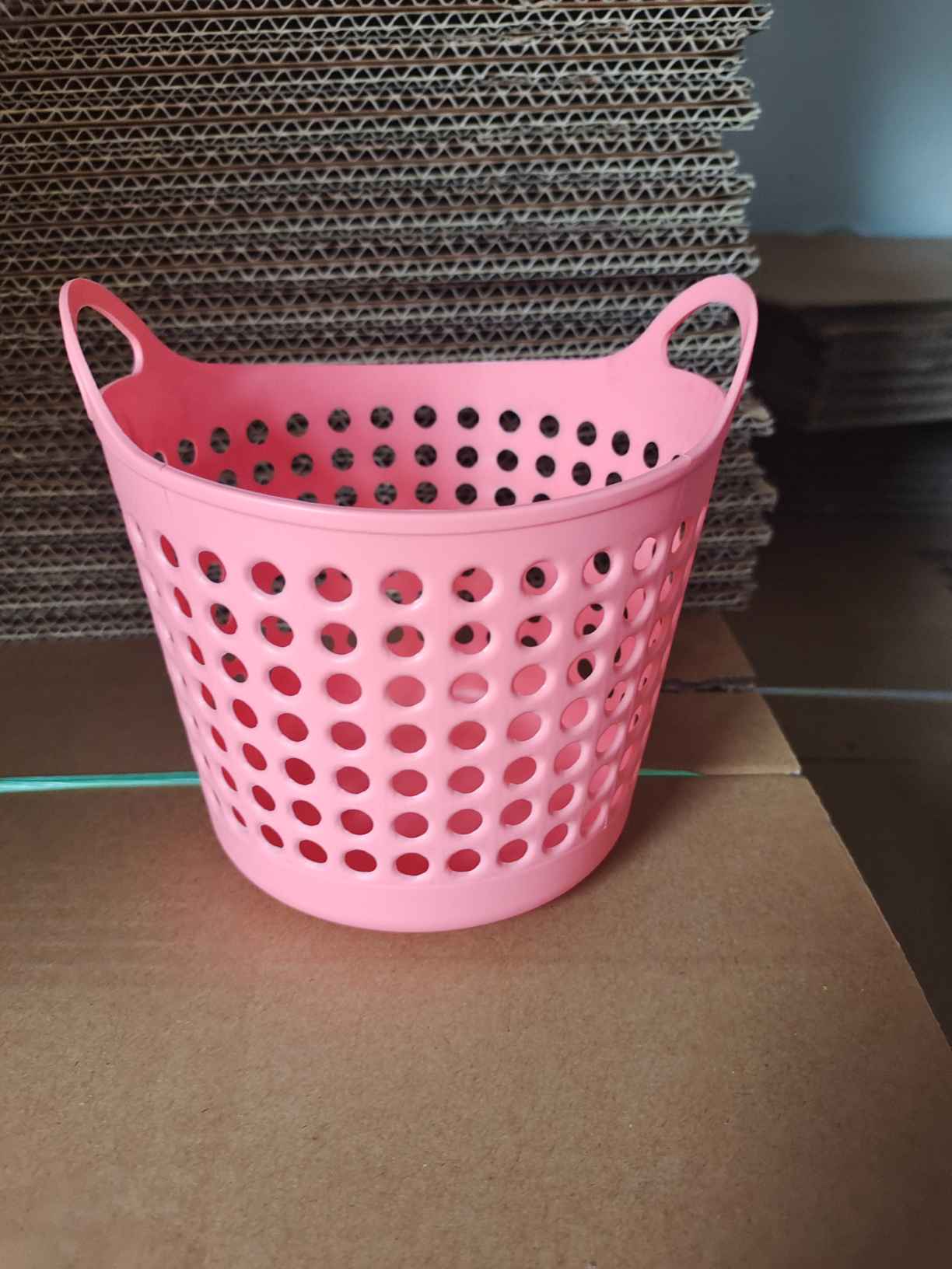 Mini desktop storage basket creative plastic office stationery sundries storage basket hollow storage small basket fashion