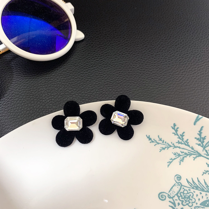 LE850 Flower Stud Earrings with Geometric Rhinestone Decor for Women and Girls