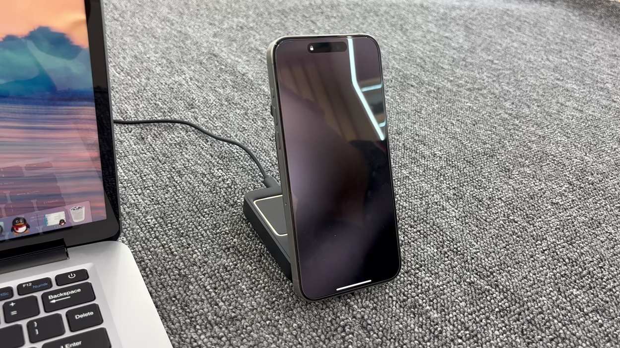 Cross-border new folding magnetic three-in-one wireless charger 15W fast charging multi-function mobile phone holder wireless charger