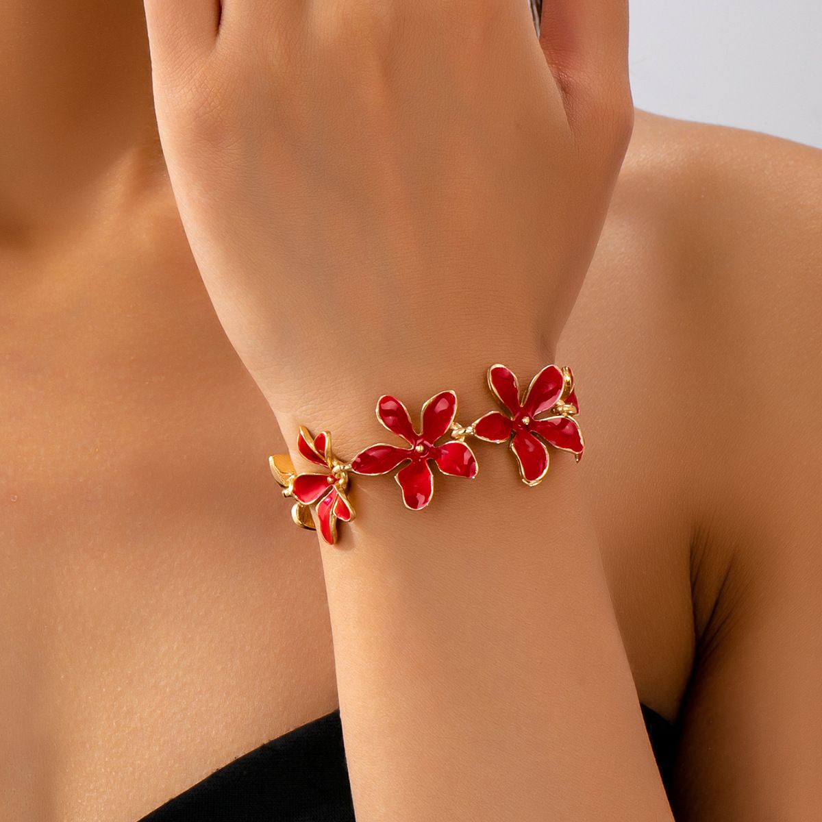 Vibrant Red Enamel Flower Link Bracelet, Gold Tone Floral Chain with Adjustable Extension, Romantic Nature-Inspired Statement Jewelry for Women, Ideal for Daily & Occasion Wear
