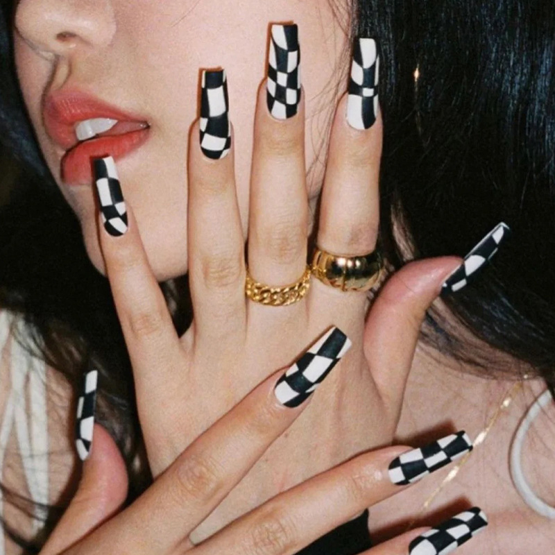 JP1453 24 Pcs Glossy Press on Nails, Super Long Coffin Black&White Checkered Prints Fake Nails, Full Cover Artificial False Nails for Women and Girls