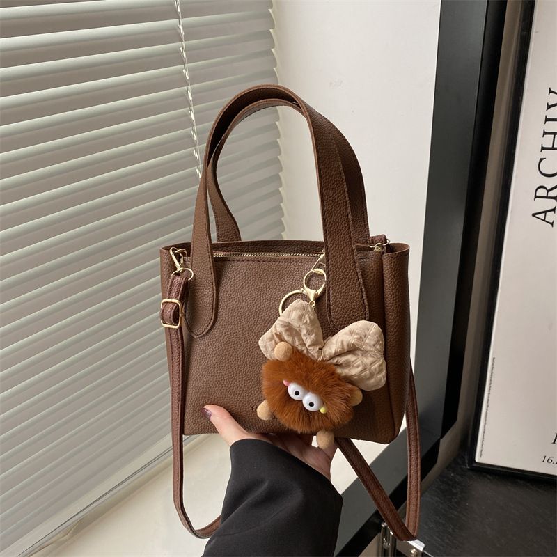 This year, the new spring 2025 hand-held bucket bag for women is in vogue. It's a niche, high-quality and retro commuter crossbody bag