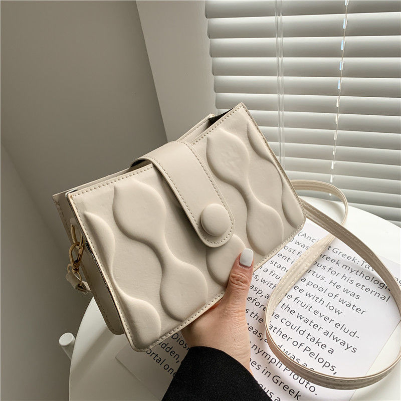 High sense of summer small bag woman 2021 new tide all-match net red shoulder bag western-style texture fashion cross-body bag

