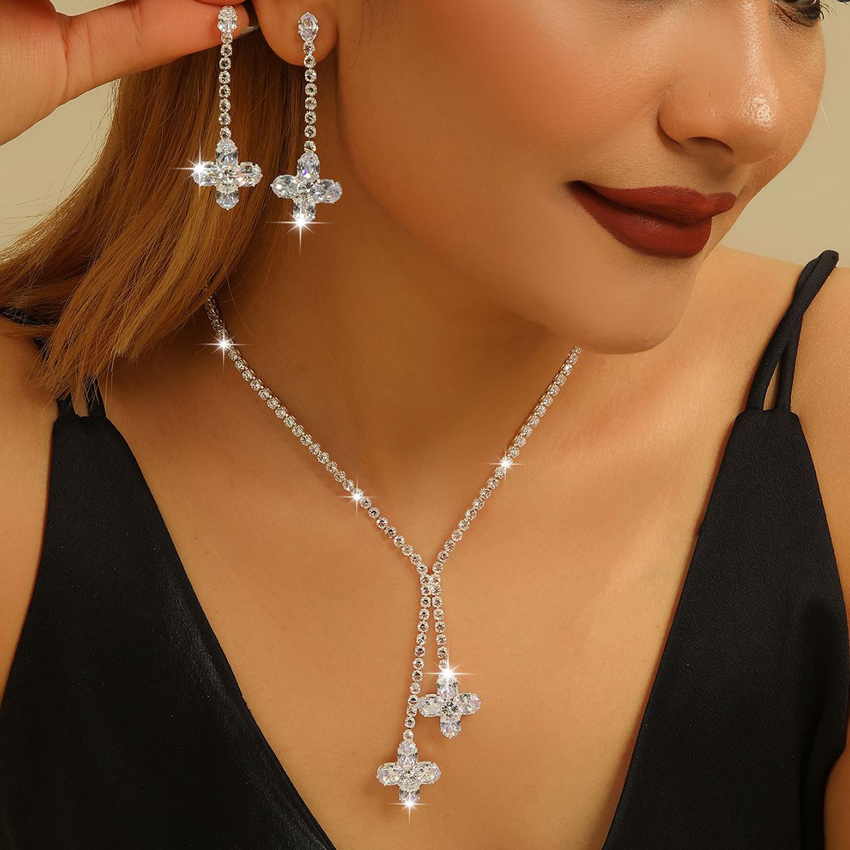 Fashion Eco-friendly Clover Zircon Necklace Earrings 2Pcs Women Jewelry Set, Adjustable 40-56cm Sparkly Clavicle Chain, Delicate Crystal Clover Motif, Elegant Bridal Accessories, Versatile Ornaments for Wedding Ceremonies, Banquets, Dinners, Prom Events and Other Formal Occasions, Exquisite Birthday, Holiday & Anniversary Gift Choices for Ladies
